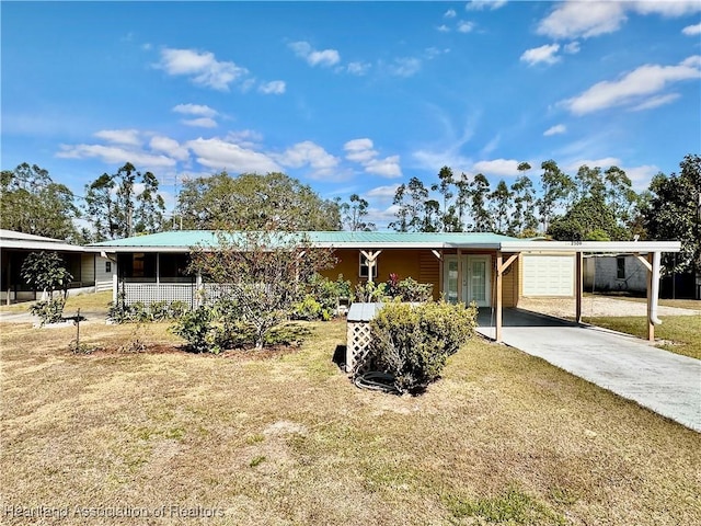 view of front of house featuring a front yard and a carport