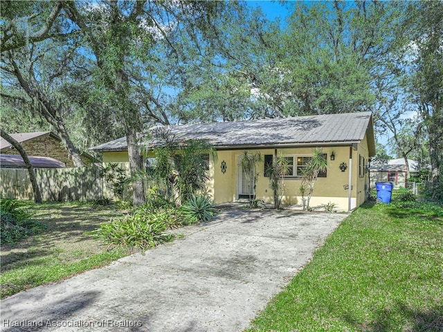 view of front of property featuring a front lawn