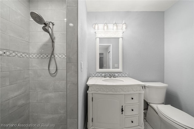 2036 Ashley Oaks Cir, Sebring, FL 33870 - bathroom featuring tiled shower, toilet, and vanity