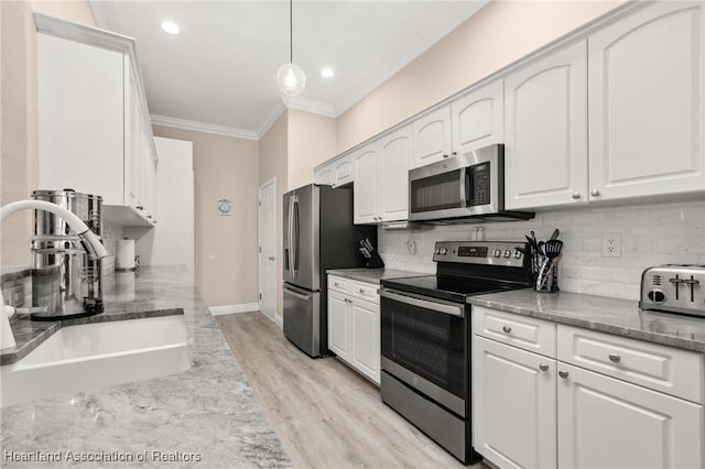 2036 Ashley Oaks Cir, Sebring, FL 33870 - kitchen with stainless steel appliances, a sink, ornamental molding, white cabinets, and decorative backsplash