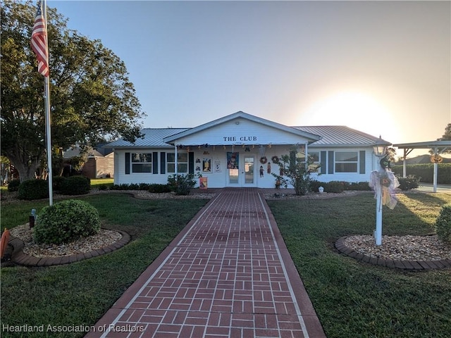 view of front of property with a yard