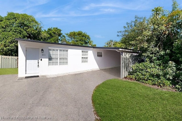 view of front of house featuring a front lawn