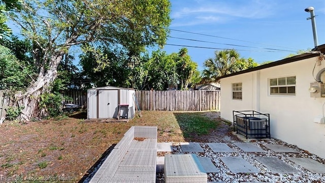 view of yard with a storage shed