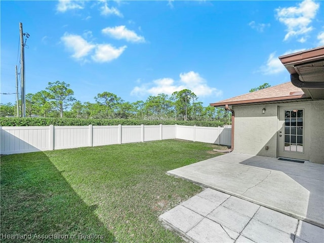 view of yard featuring a patio area