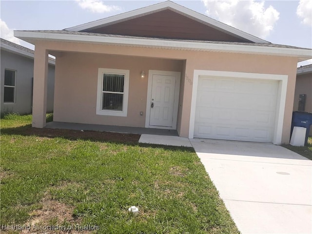 1508 Las Villas Blvd, Sebring, FL 33870 - view of front of property with stucco siding, driveway, a front lawn, and a garage