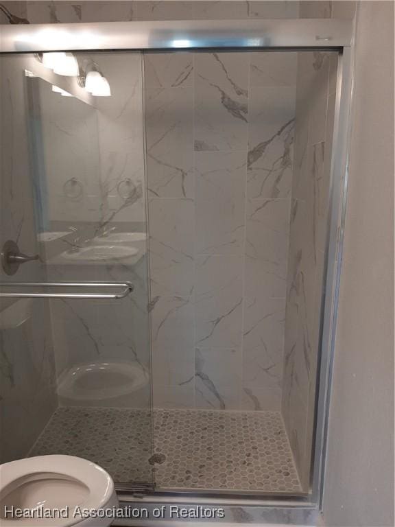 1508 Las Villas Blvd, Sebring, FL 33870 - bathroom featuring toilet and a marble finish shower