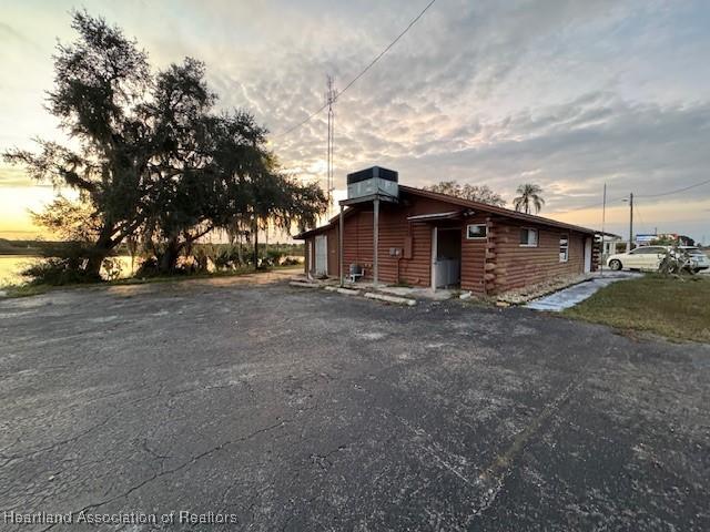 2204 US-27 Hwy S, Lake Placid, FL 33852 - view of side of home featuring log exterior