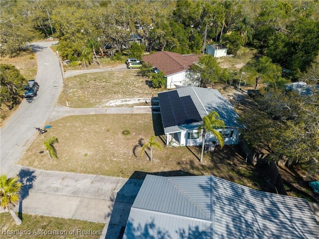 birds eye view of property featuring a forest view