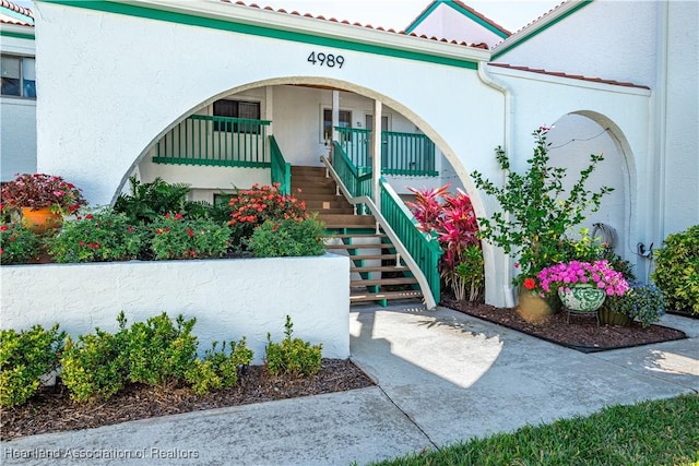 property entrance featuring a porch