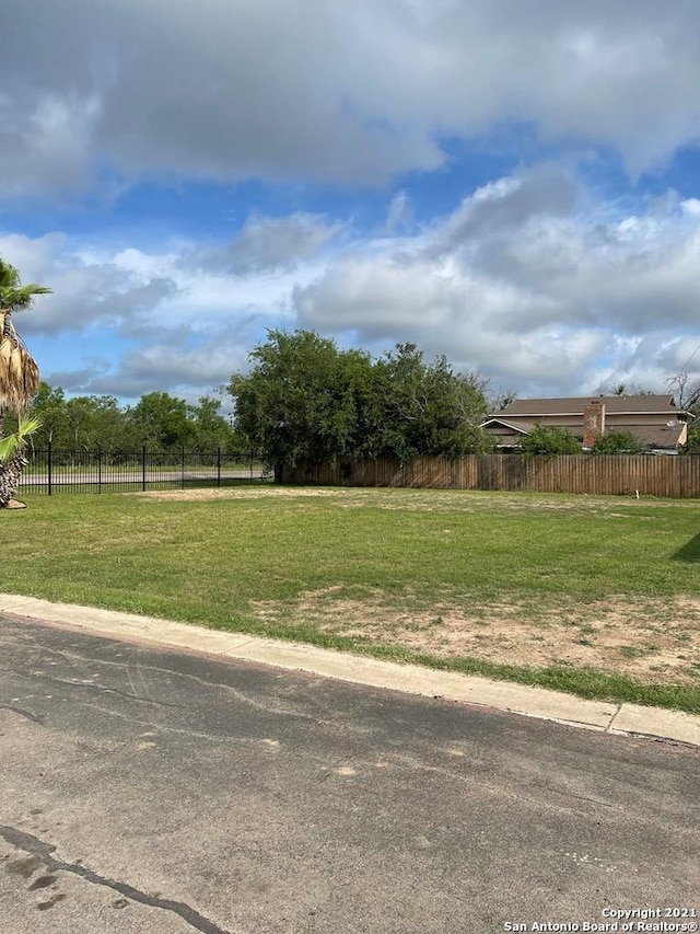 Listing photo 2 for 102 Sutton Place-Lot # 2, Uvalde TX 78801