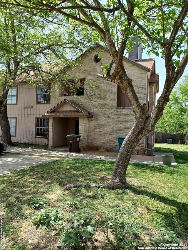 view of front of house with a front yard and a patio