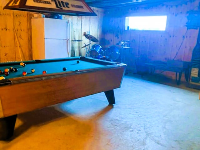 rec room featuring pool table