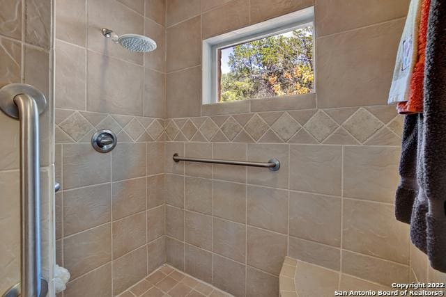 bathroom featuring a tile shower