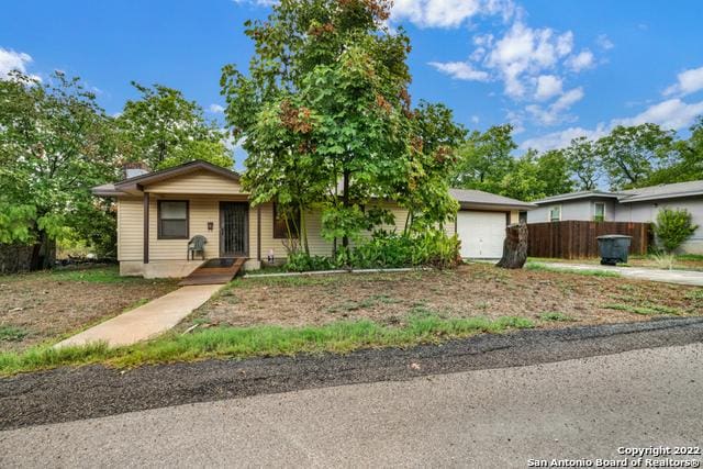 single story home featuring a garage