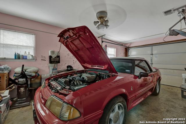 garage featuring ceiling fan