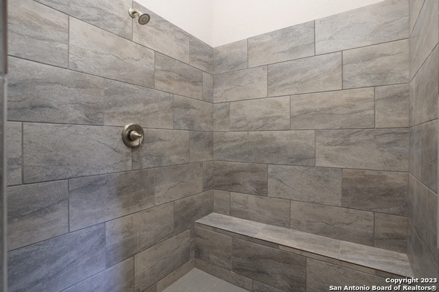 bathroom featuring tiled shower