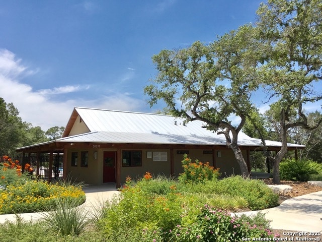 view of front facade