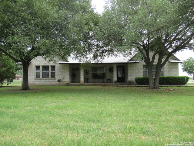 single story home with a front yard