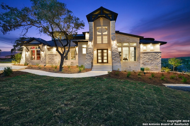 view of front of house featuring a yard