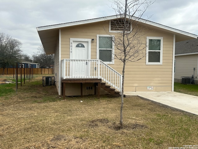 exterior space featuring a front yard