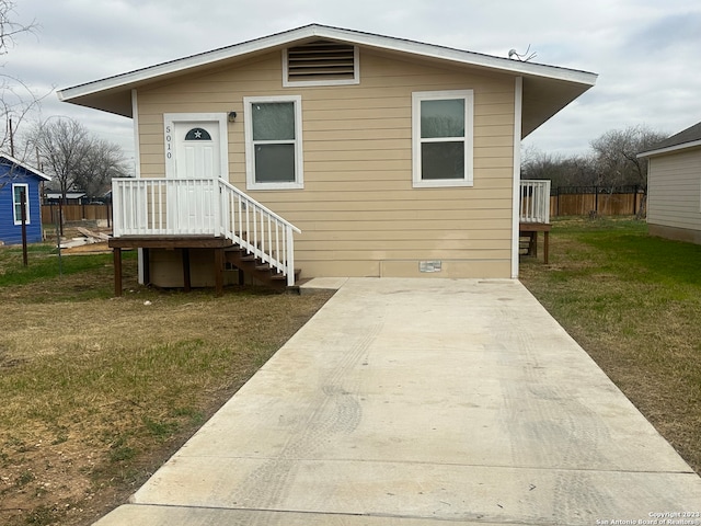 back of house featuring a lawn