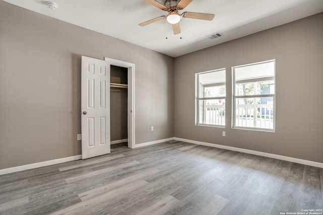 empty room featuring light hardwood / wood-style floors and ceiling fan