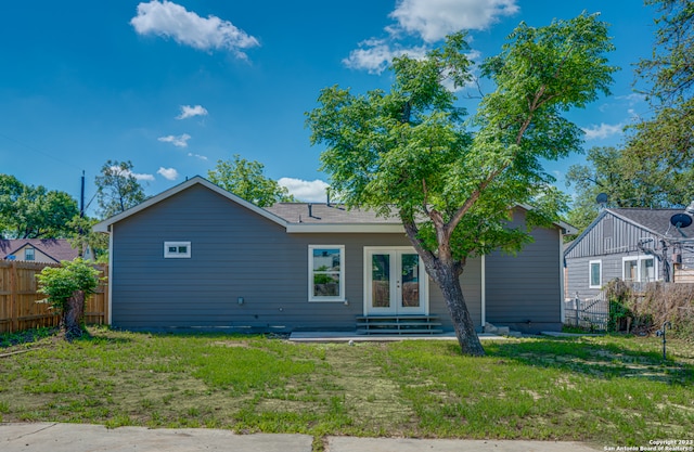 view of front of property featuring a front lawn