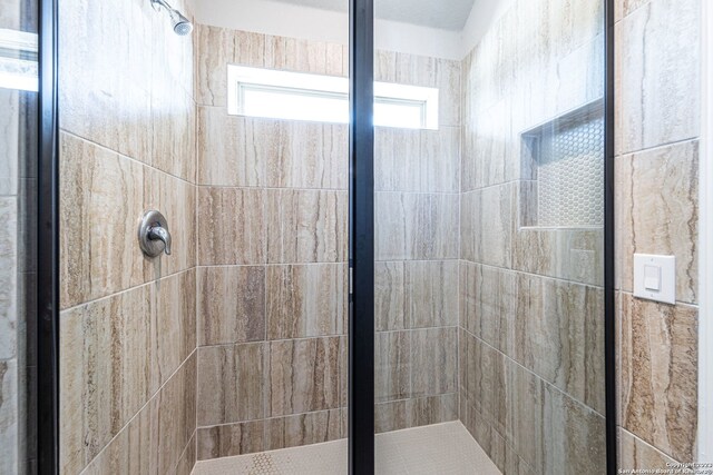 bathroom featuring tiled shower