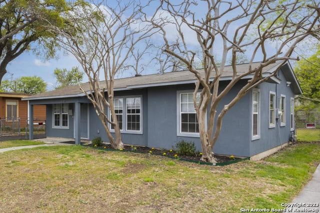 ranch-style house featuring a front yard