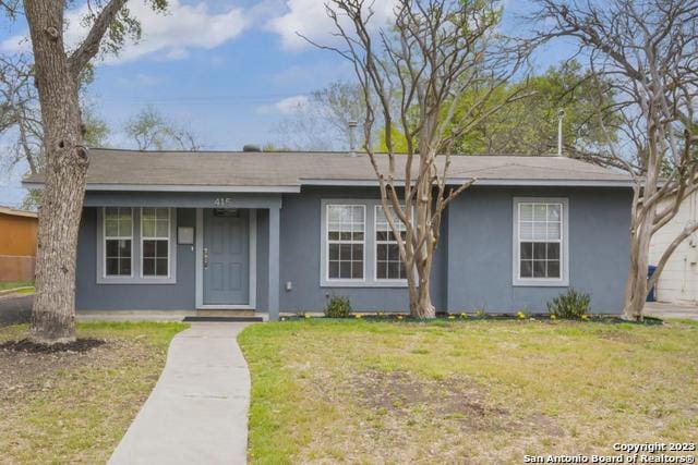 single story home featuring a front yard