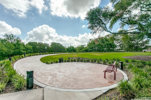 view of property's community featuring a yard