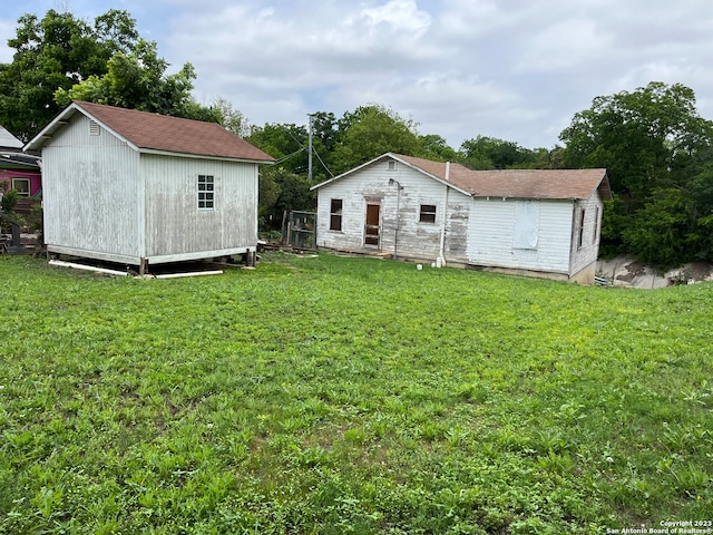 view of yard with a storage unit