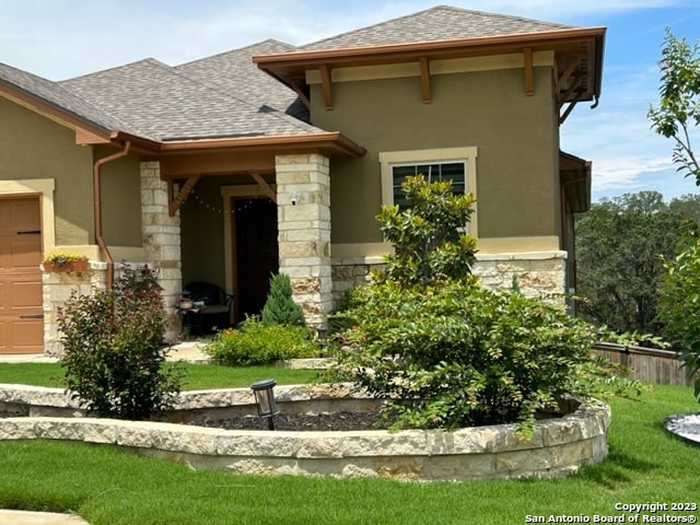 view of front of house with a front lawn