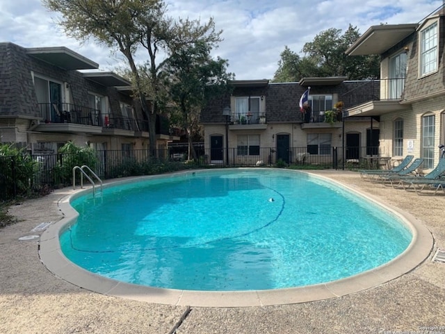 view of swimming pool