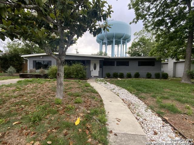 view of front facade with a front yard