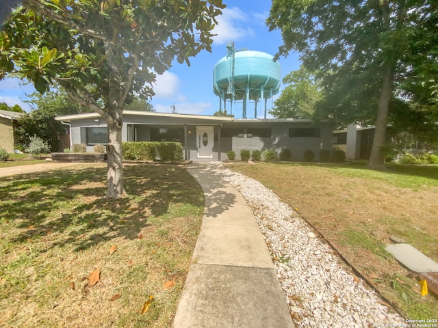 view of front facade featuring a front yard