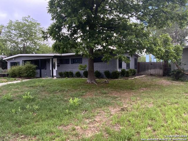 view of front of property featuring a front lawn