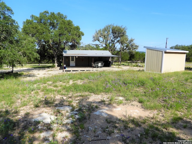 view of yard featuring an outdoor structure