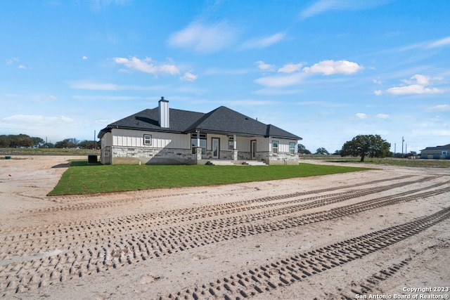 view of front of property with a porch and a front yard