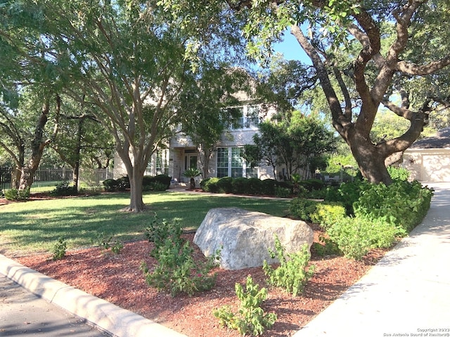 view of front facade featuring a front lawn