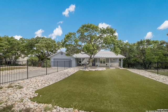 ranch-style house featuring a front yard