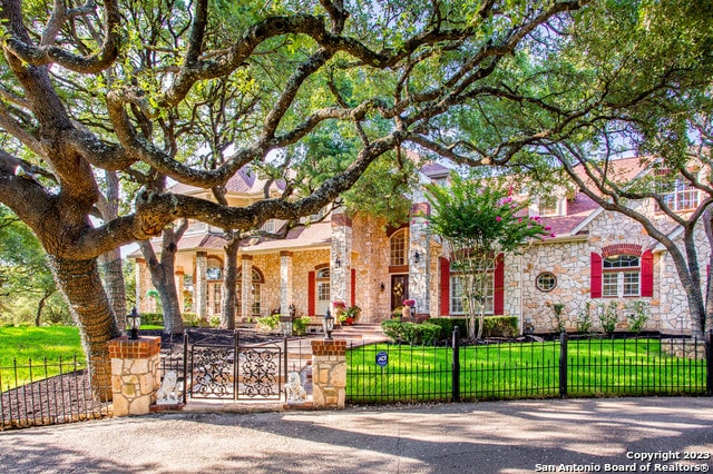 view of front of home with a front lawn