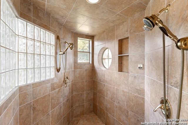 bathroom featuring a tile shower