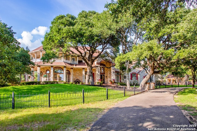 view of front of property featuring a front yard