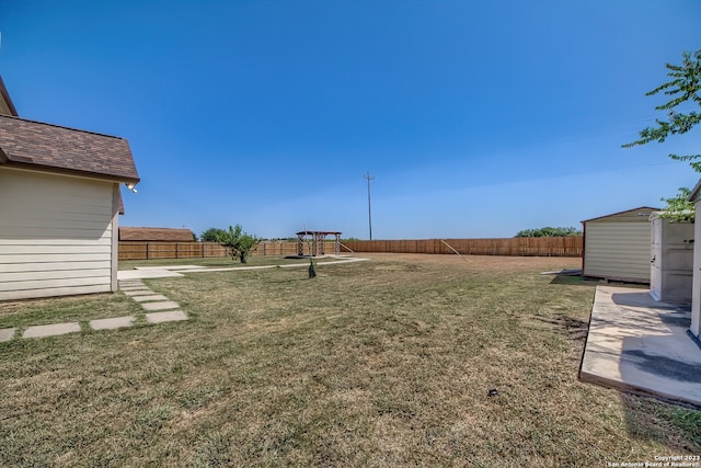 view of yard with a storage shed