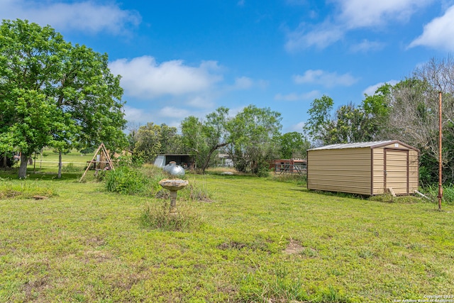 view of yard featuring a storage shed