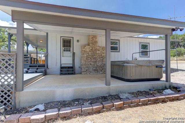 property entrance featuring a hot tub