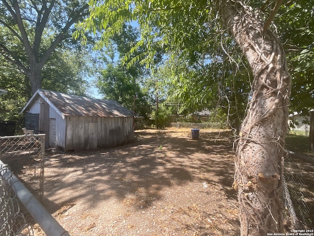 view of yard featuring a storage shed