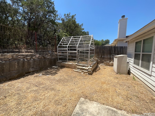 view of yard with an outdoor structure