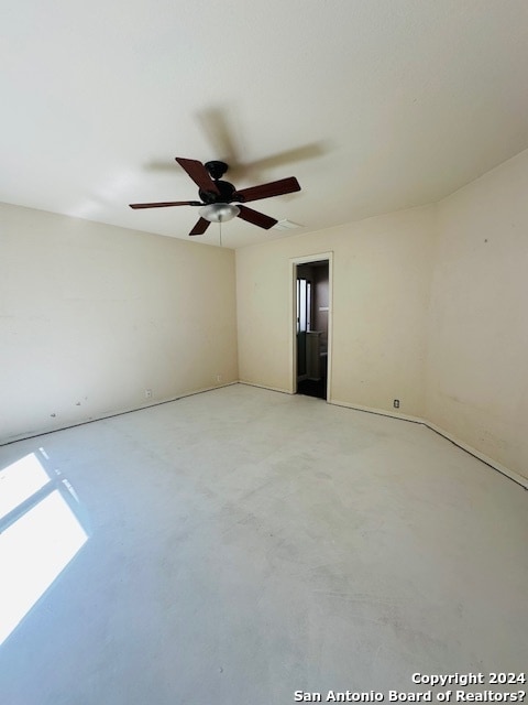 empty room featuring ceiling fan